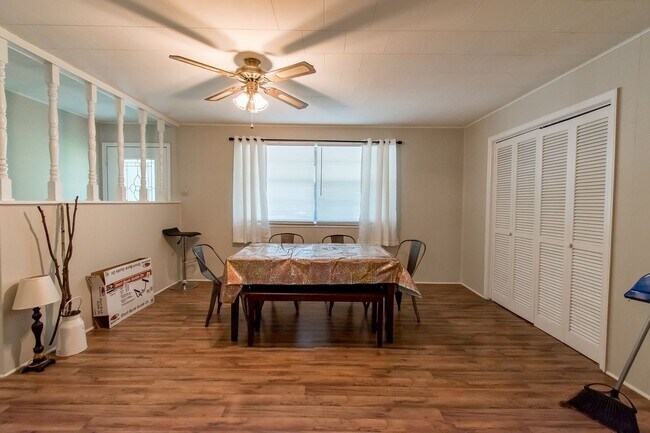 Building Photo - 3 Bedroom 2 Bath Home Walking Distance to Campus!