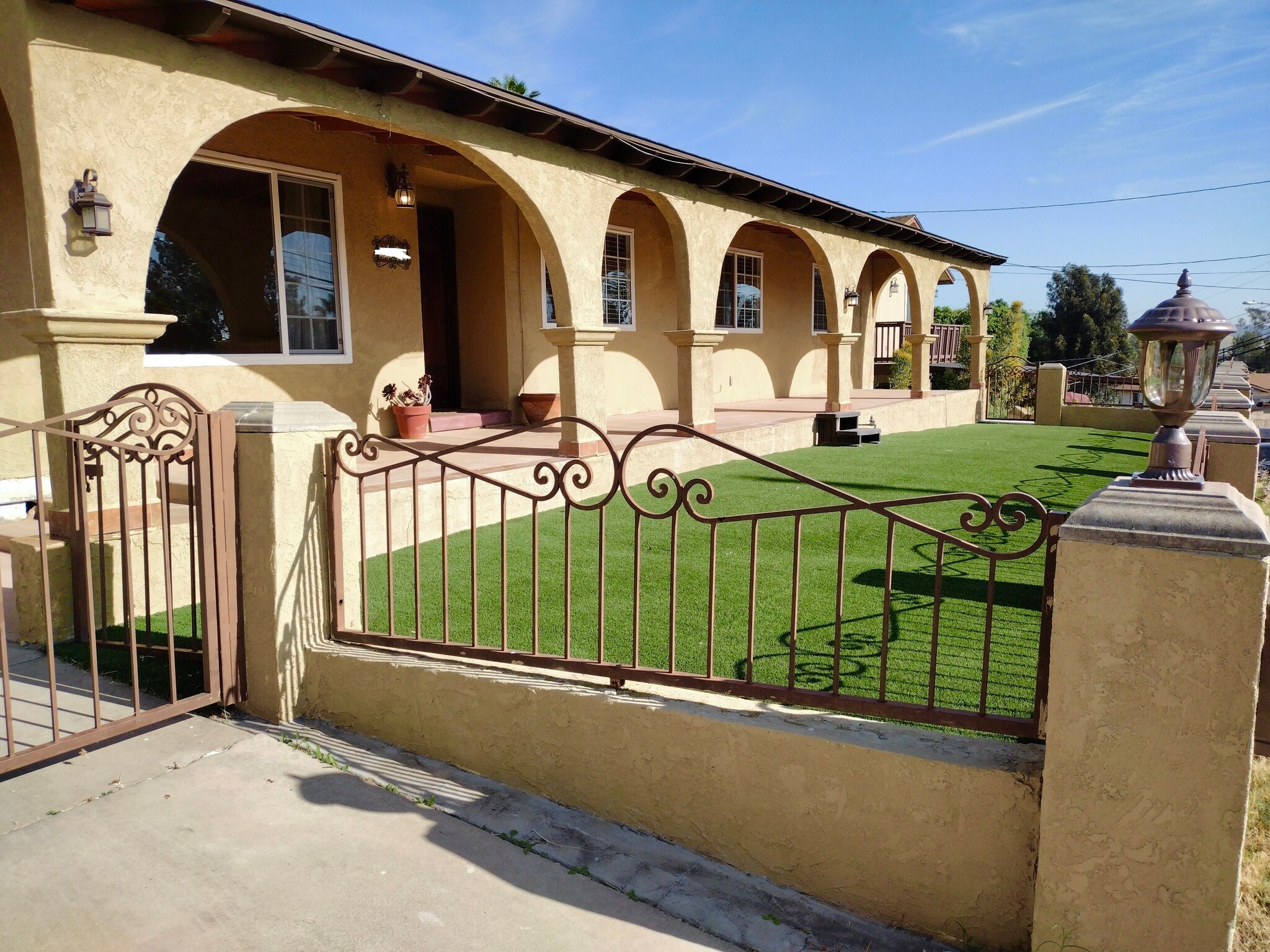 Building Photo - 909 Galopago St
