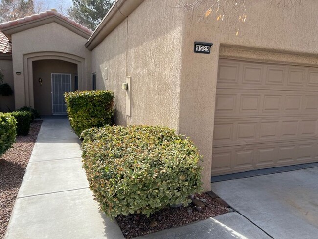 Building Photo - Move in Quick! 2 Bedroom Townhome in Sun C...