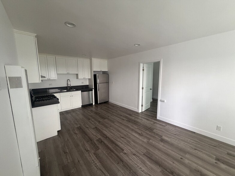 Building Photo - 910