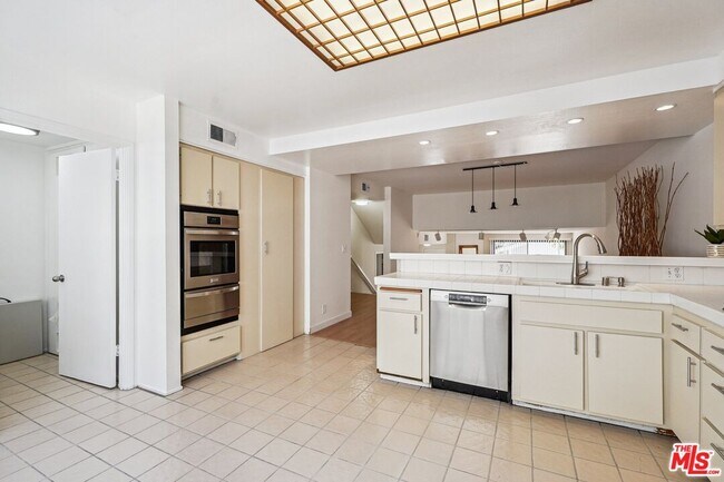Building Photo - 13065 Mindanao Way