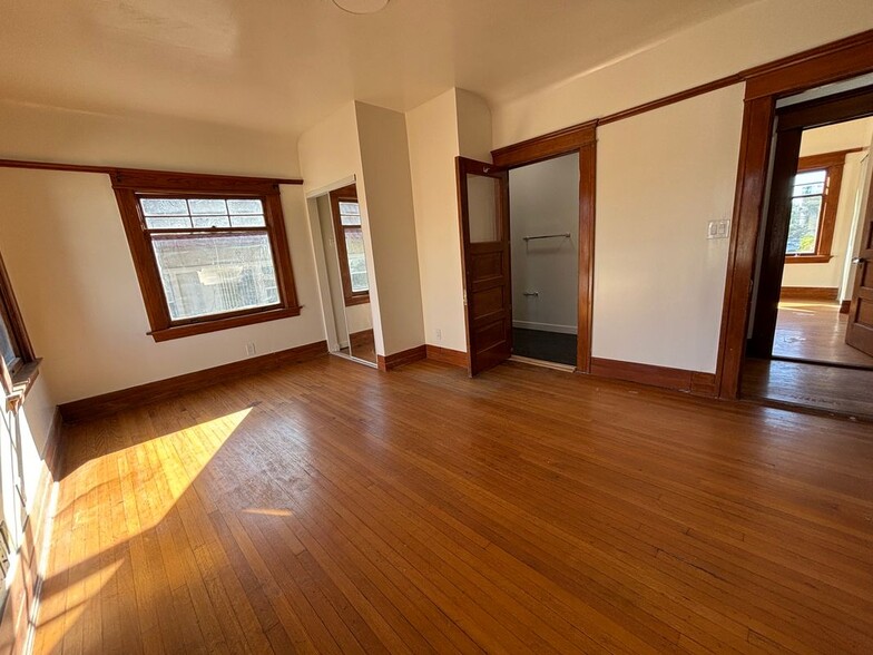 Building Photo - 2618 Kenwood Ave