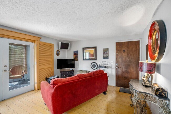 Building Photo - 323-3C7 Laurens St SW