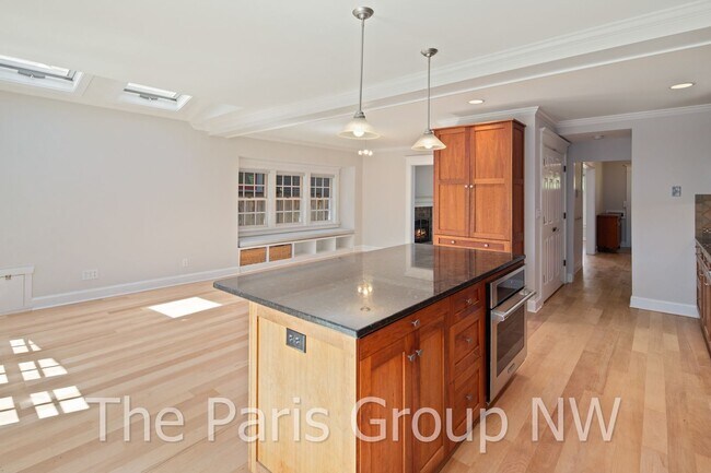 Building Photo - Exceptional Green Lake 3BR * Gorgeous In &...