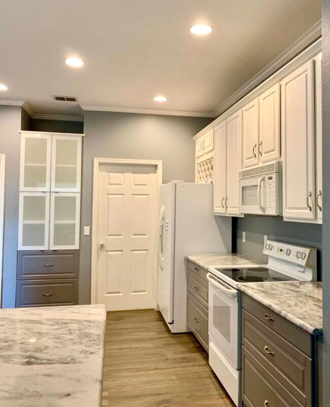 Building Photo - 10102 Cove Lake Dr