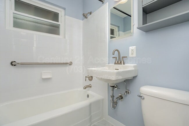 Building Photo - 3233 Holly Hill Dr