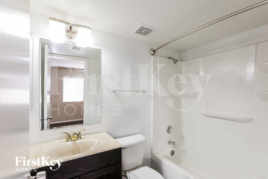 Building Photo - 8123 W Shangri La Rd