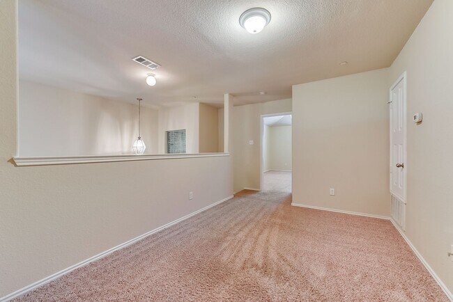 Building Photo - COMING SOON! CHARMMING 2 BEDROOM TOWNHOME ...