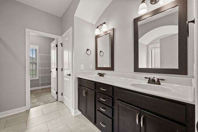 Building Photo - Pet Friendly Four Bedroom with Bonus!