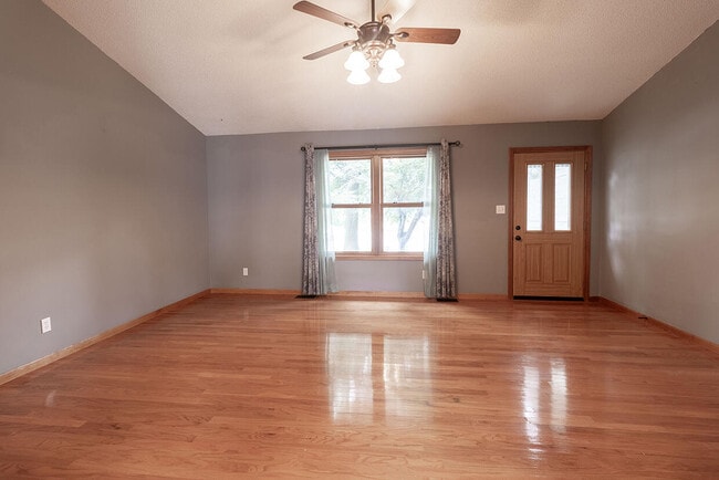 Building Photo - 1302 Look Out Ct