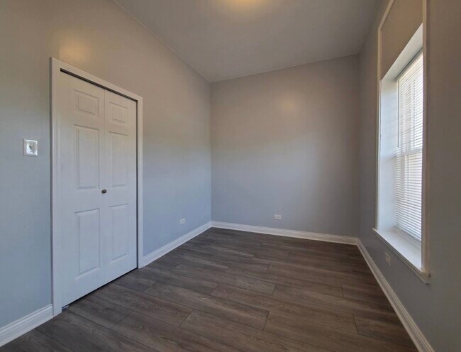 Building Photo - 943 W 59th St