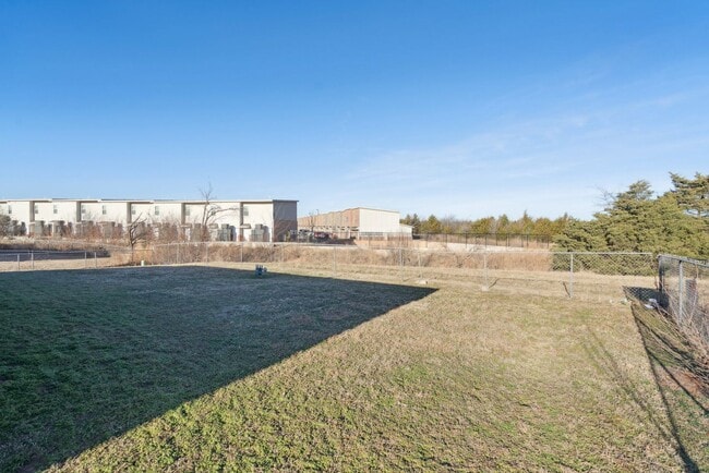 Building Photo - 3-Bedroom Home Near Dining, Shopping & Broadway Extension