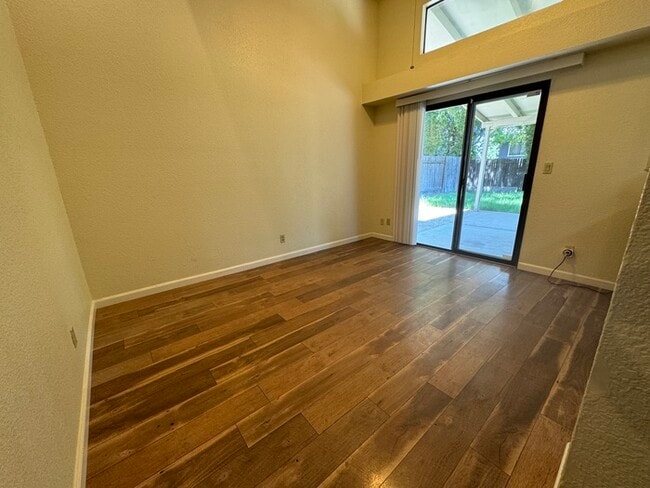Building Photo - Beautifully spacious 3 bedroom 2 bath home...