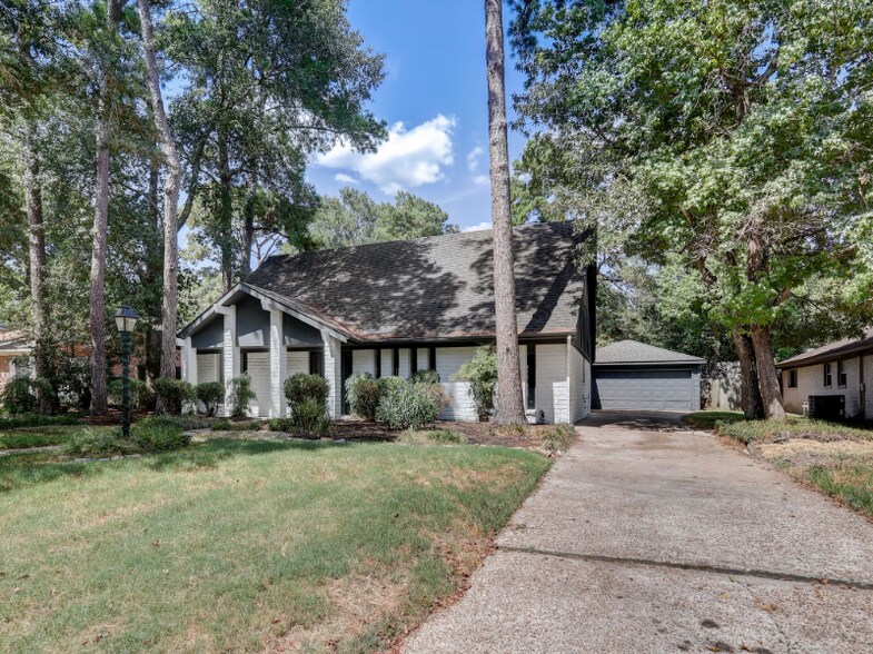 Primary Photo - 1951 Round Spring Dr