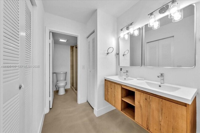 Building Photo - 650 SW 124th Terrace