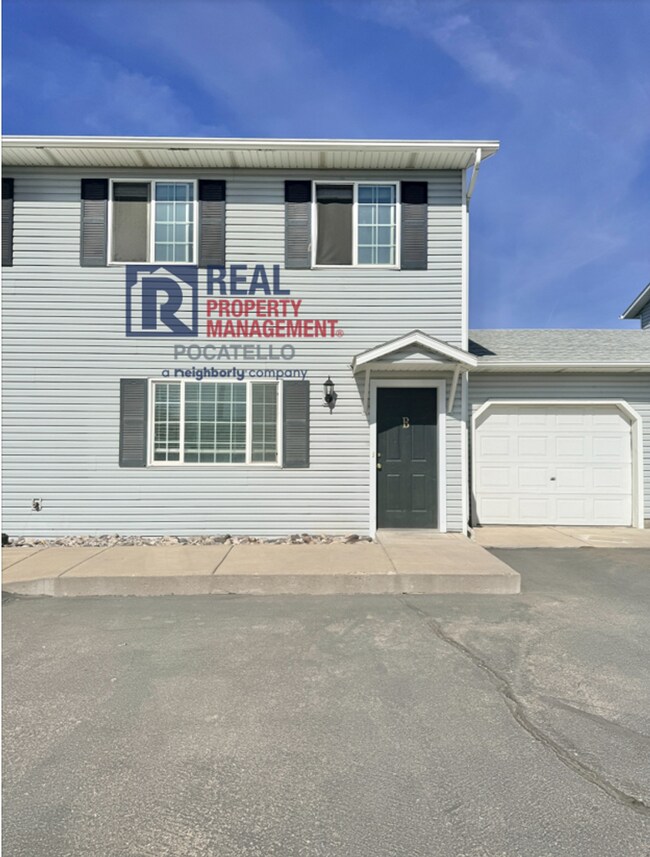 Building Photo - 3 Bedroom 1.5 Bath Apartment - 1 car garage