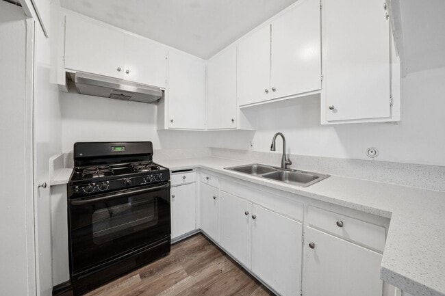 Building Photo - 2 bed 1 Bath Available Now