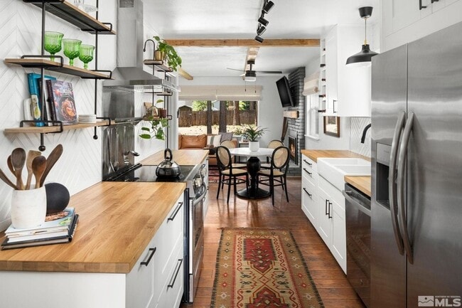 Building Photo - Newly remodeled upscale cabin