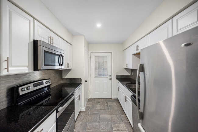 Building Photo - 115 Country Club Dr