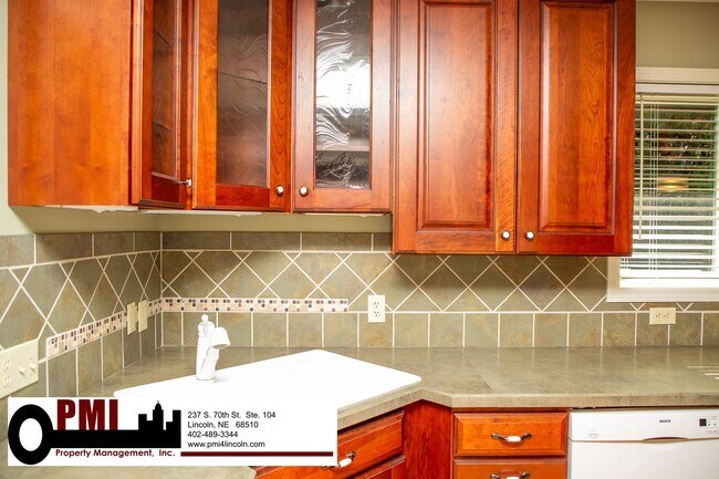 Building Photo - 3 Bedroom and 2 bathroom House for rent