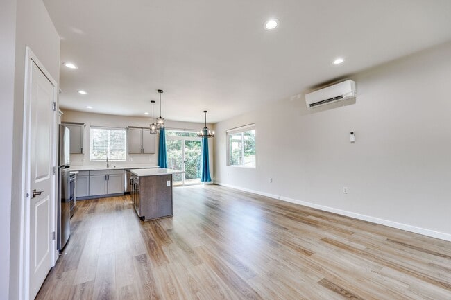 Building Photo - Newer Duplex Bremerton
