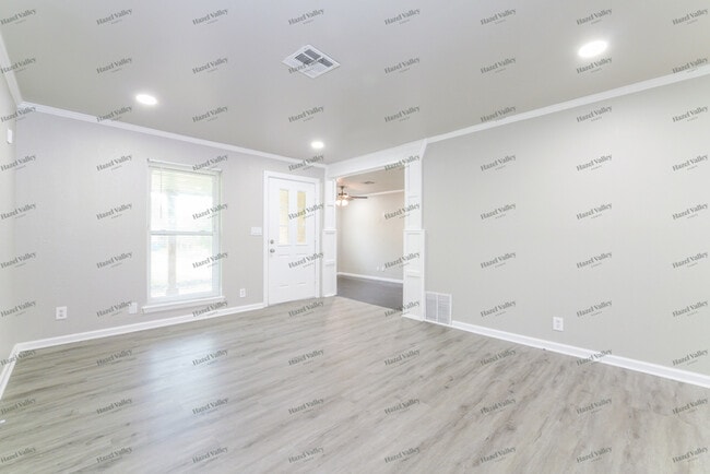 Building Photo - 806 S Meadow Ln