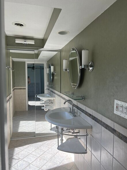 Building Photo - 8551 N Point Dr