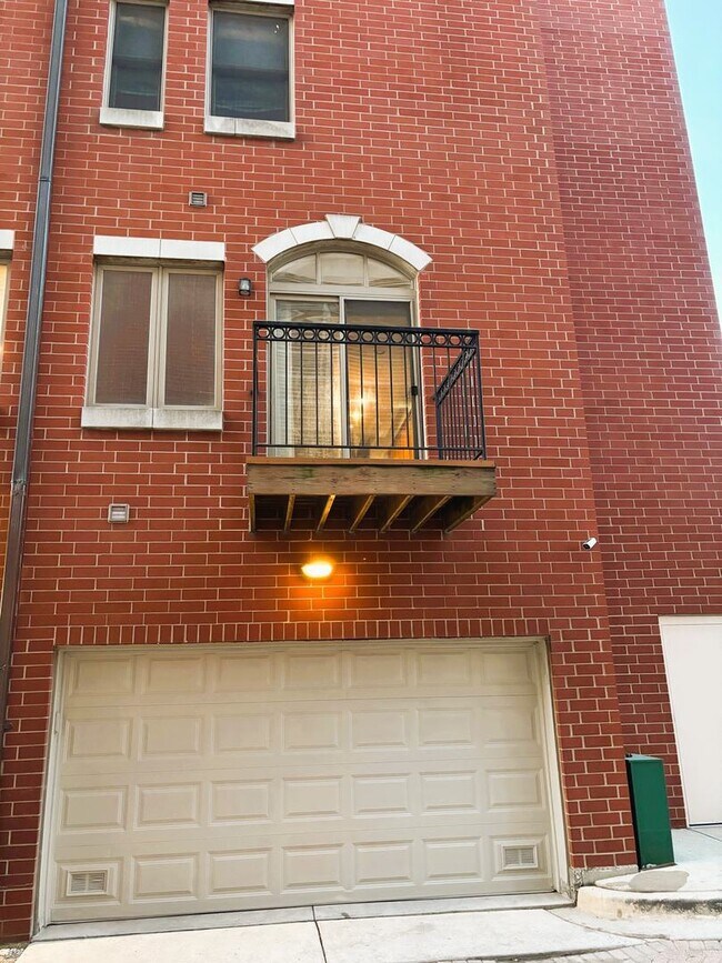 Building Photo - 331 E 17th St