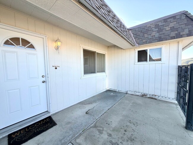 Building Photo - 55+ community-Move-in Ready 2 Bedroom 2 Bath Sun City Home!