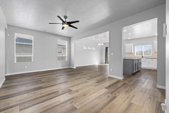 Building Photo - 3 bed, 3 bath with over 2000 sq ft!
