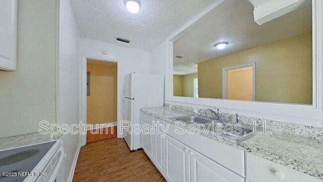 Building Photo - 1162 Lake Forest Blvd