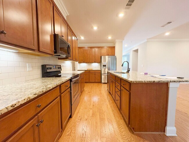 Building Photo - Stunning Townhome in Foxland Harbor – Golf & Lake Community