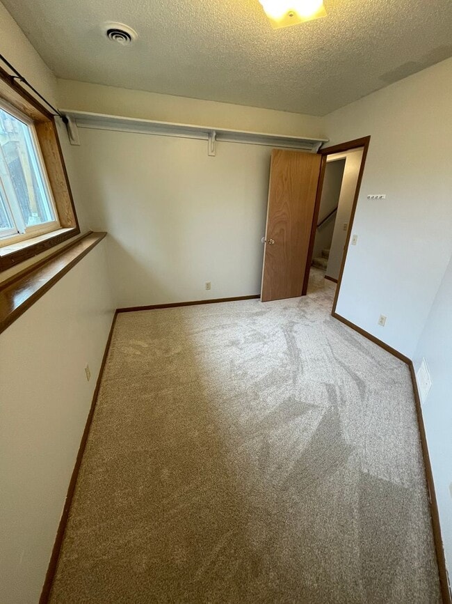 Building Photo - 4 Bedroom, 2 Bath Home for Rent