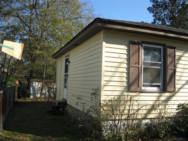 Building Photo - Cozy home