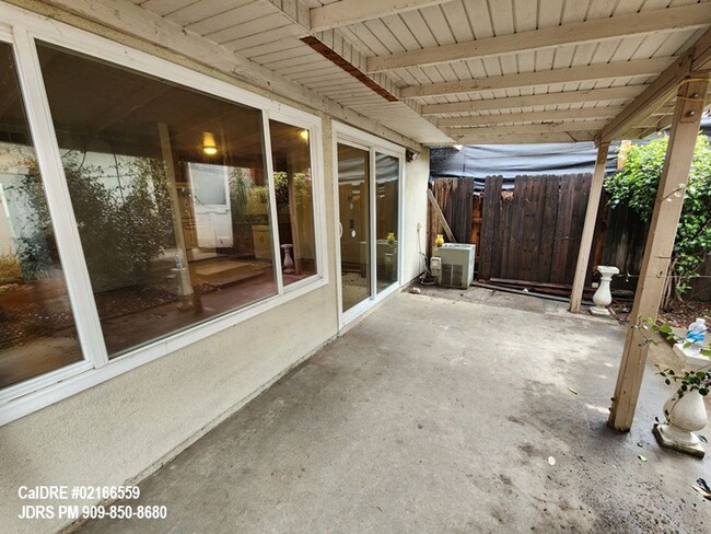 Building Photo - Ontario 2 Bedroom Condo