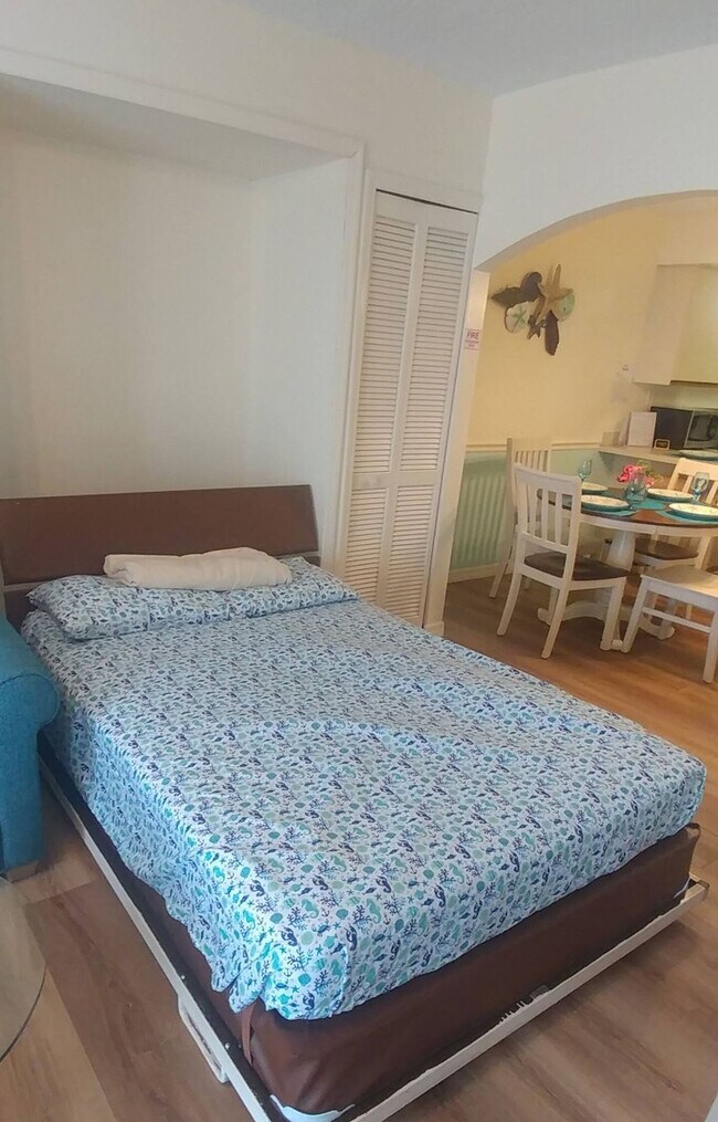 Building Photo - 8600 Ridgewood Ave