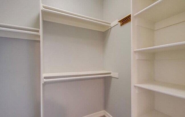 Building Photo - Beautiful & Spacious 2BD/2BA Condo - Central A/C & Heat, Washer/Dryer - Underground Parking - Gat...