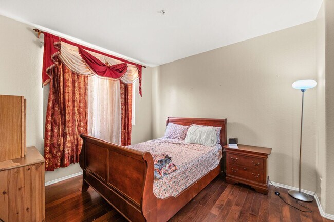 Building Photo - Beautiful 2 Story Home