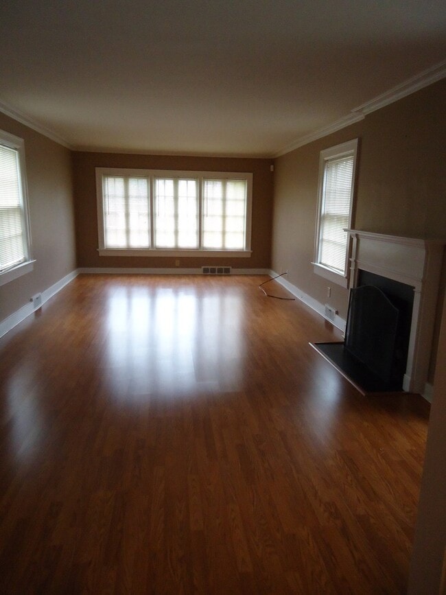 Building Photo - Coming Soon!  Historic and Gorgeous in Middletown - Spacious and Convenient!