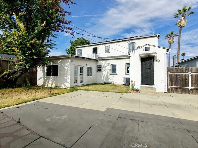 Building Photo - 3907 Edgehill Dr