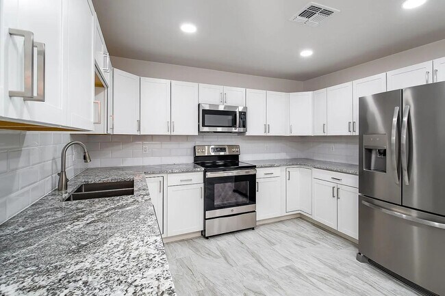 Building Photo - 1017 E West Cir Dr