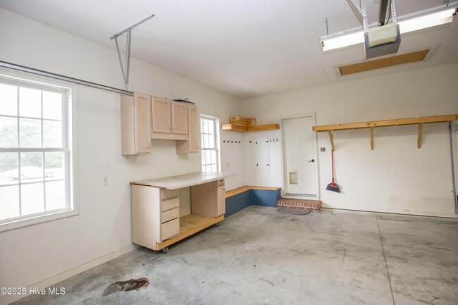 Building Photo - 102 Willow Creek Ln