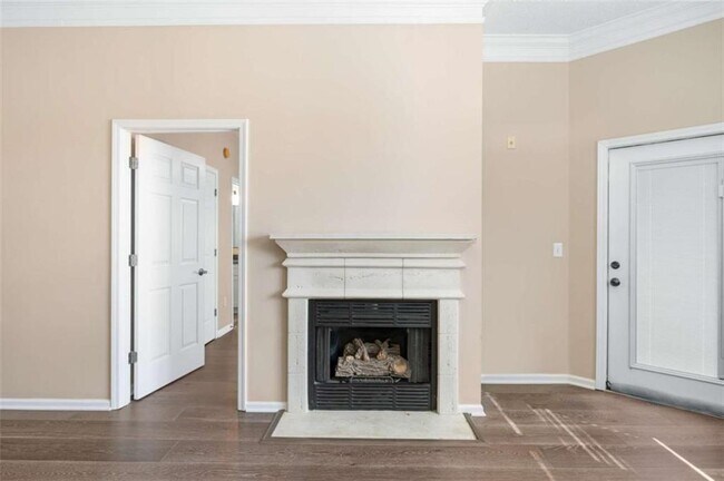 Building Photo - 5559 Glenridge Dr