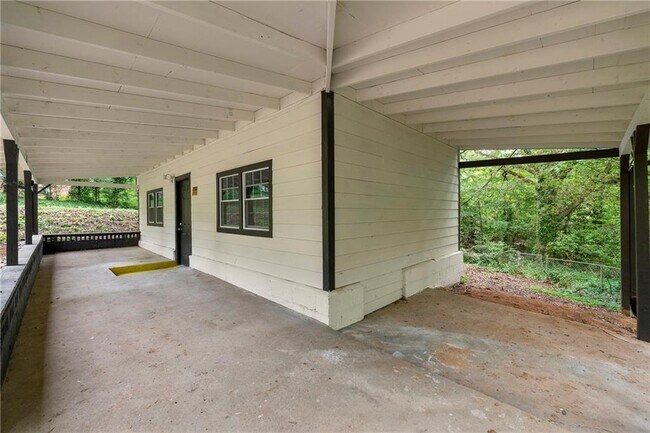 Building Photo - 5901 Ridge Dr SE