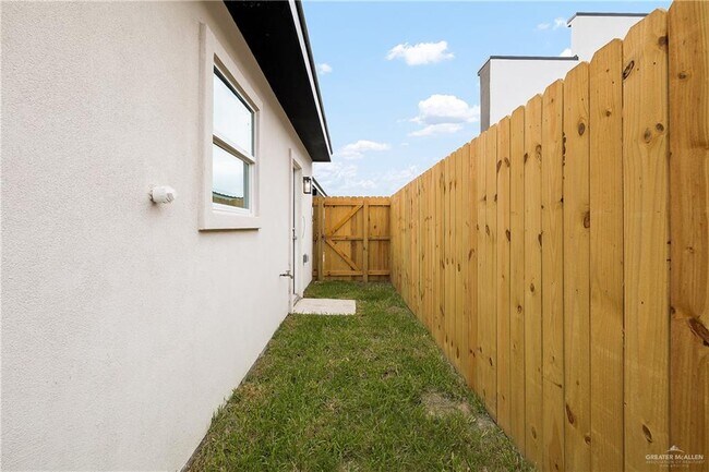 Building Photo - 14 Hillside S Ave