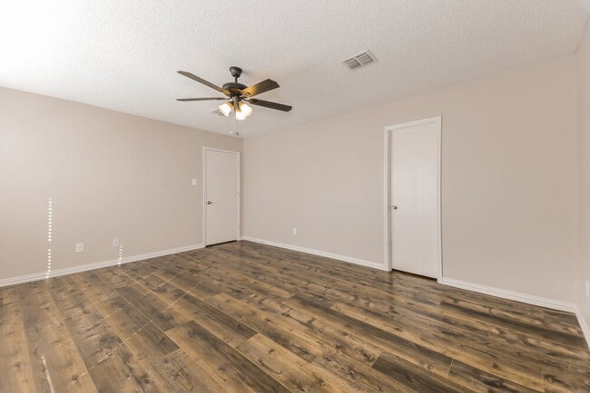 Building Photo - 1446 Stewart Dr