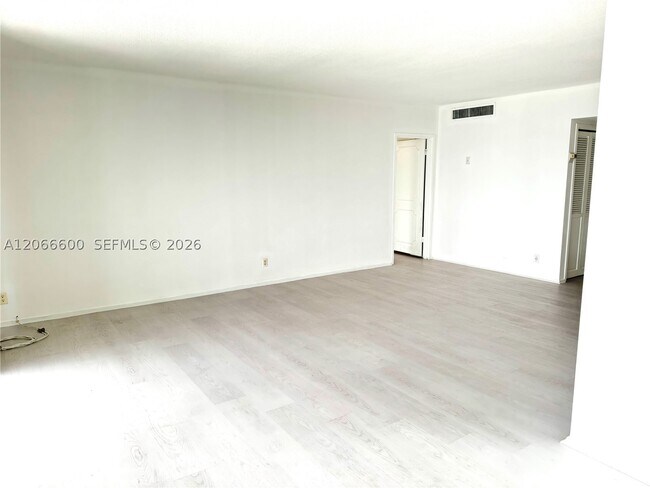 Building Photo - 900 Bay Dr E
