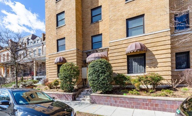 Building Photo - Bright One Bedroom Gem in Columbia Heights!