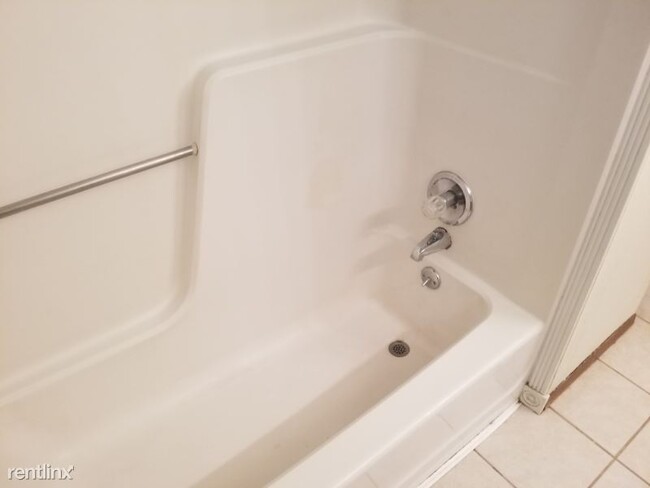 Building Photo - 2 br, 2 bath Condo - 2421 Yellowstone #2202