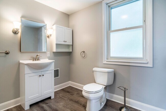 Building Photo - Stunning 4 bedroom home in Beechview available August 1!